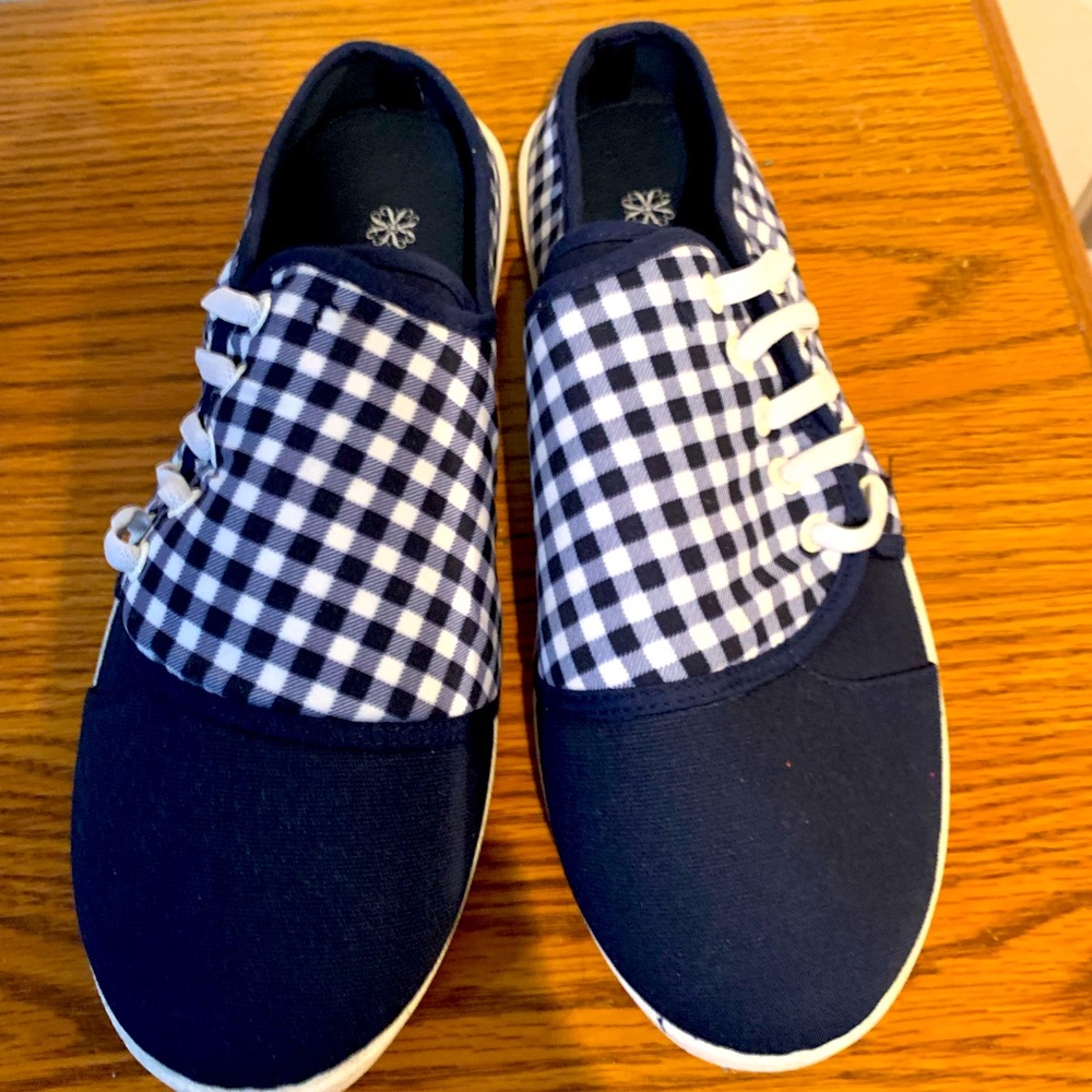 Woman’s cushion walk shoes from Avon